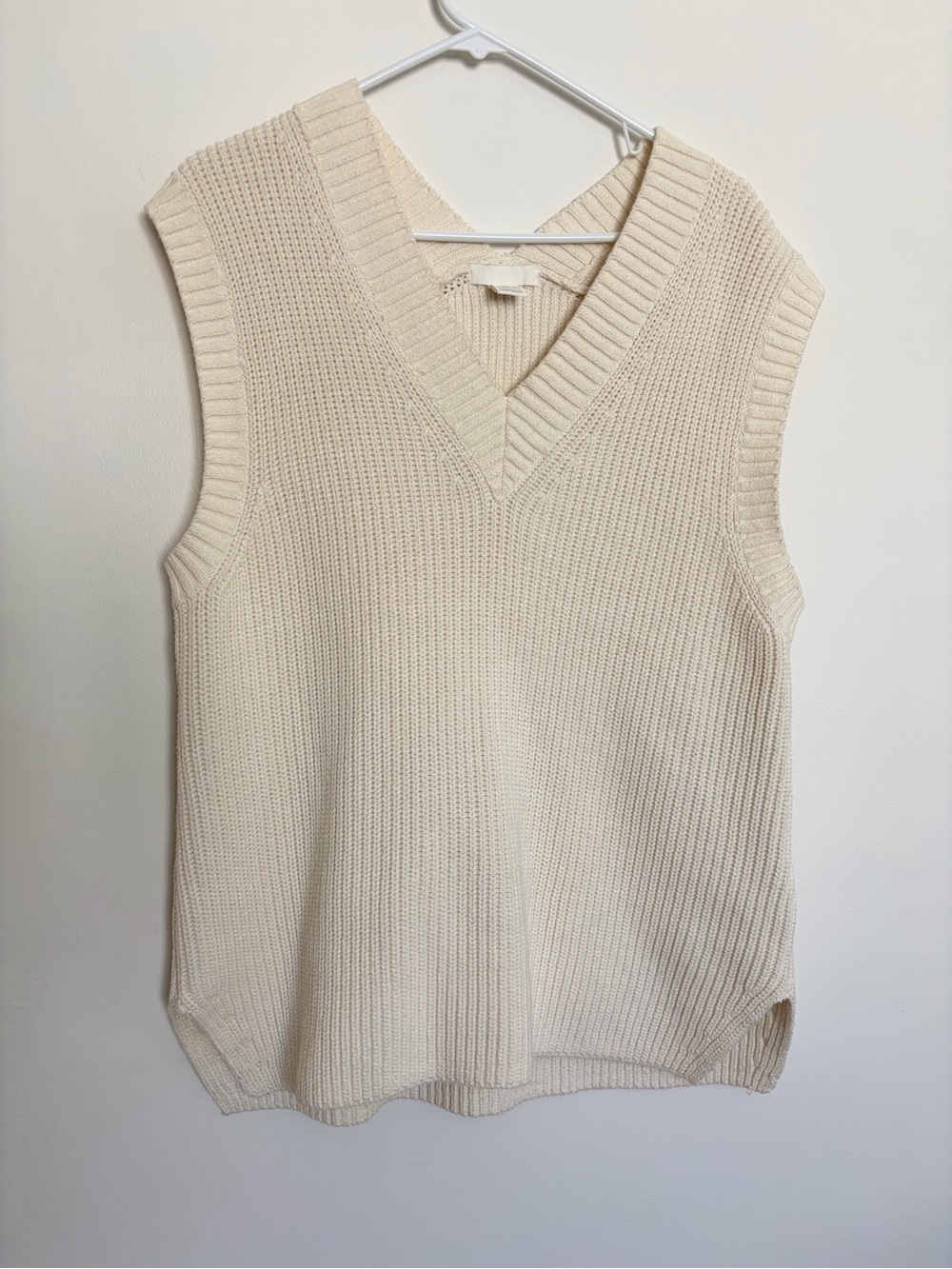 H&M Sleeveless V-Neck Knit Sweater Vest in Cream
